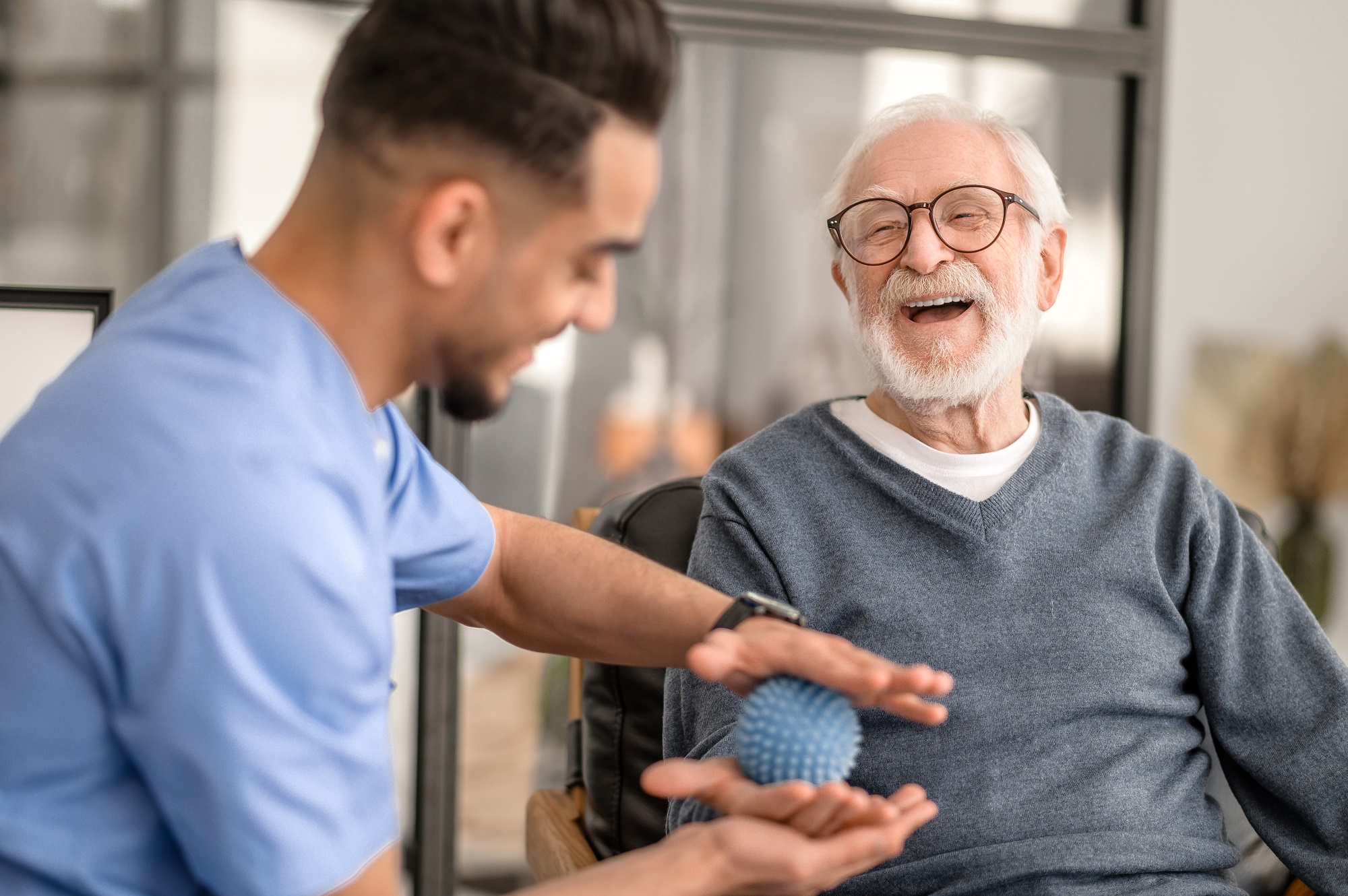 senior and carer AdobeStock 503947205 ed01